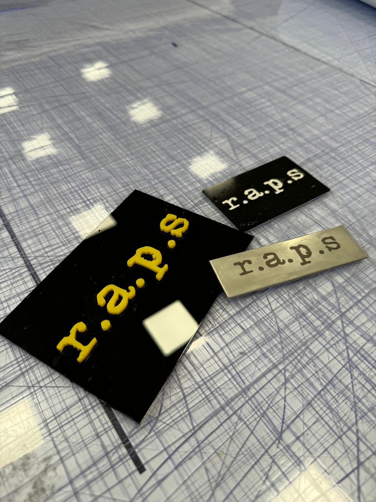 Laserskurna och graverade skyltar i akryl och metall