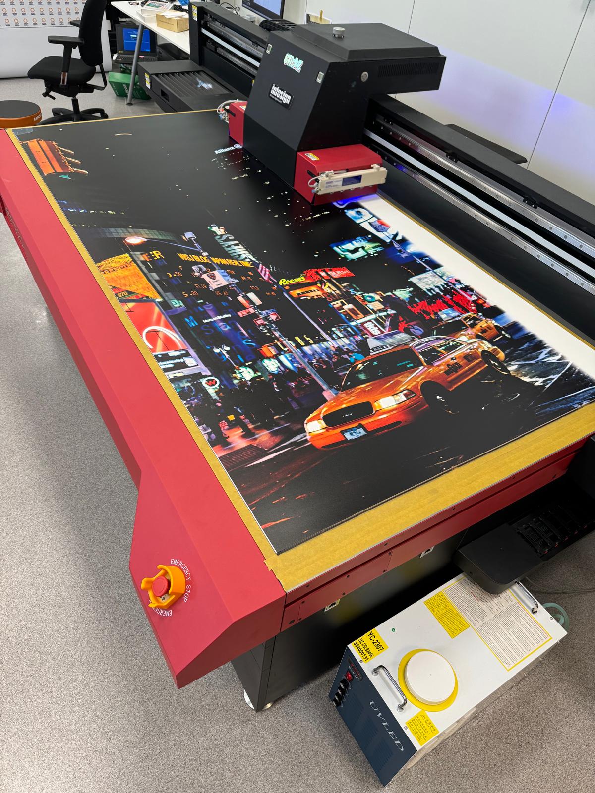 Storformatsskrivare som skriver ut en bild i hög upplösning